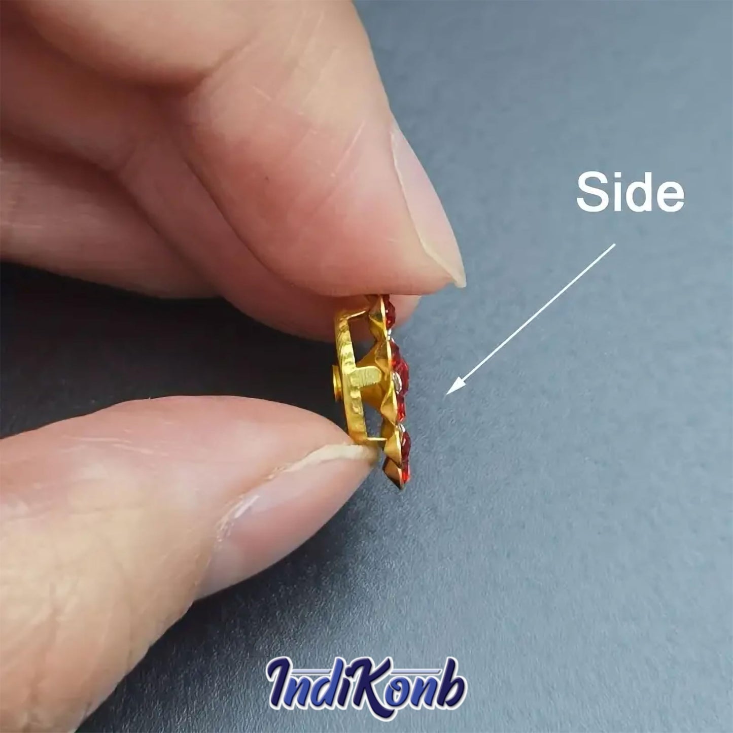 For fabric decoration, flatback craft designs and decorative craft finishing, clear 14mm rhinestones and flatback stones add a balanced decorative detail.