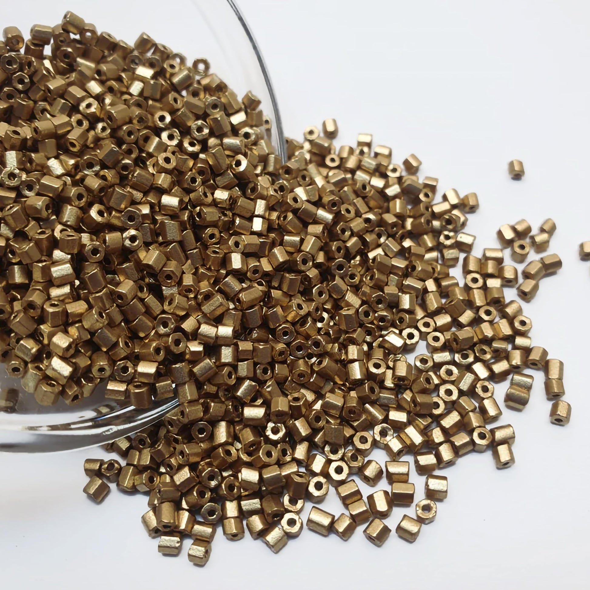For a cleaner finish in DIY craft projects, creative hobby work and decorative handmade designs, dark gold and silver 2.5mm small cut cylinder silverline tubes 2.5mm shiny is a useful choice.