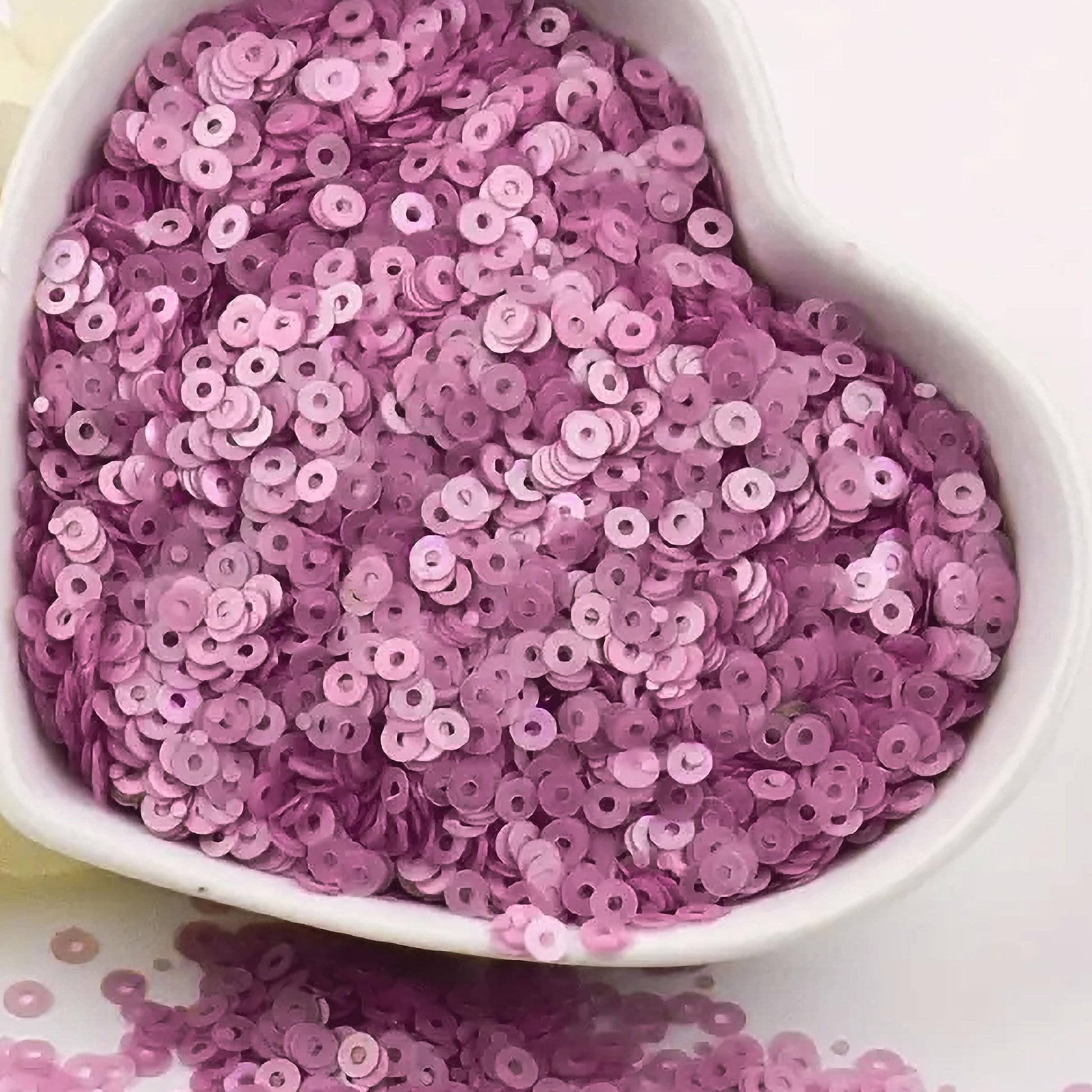 For a cleaner finish in fabric embellishment, card making and decorative craft, voilet and violet 4mm sequins round shape 4mm sitara sequins with holes for embroidery are a useful choice.
