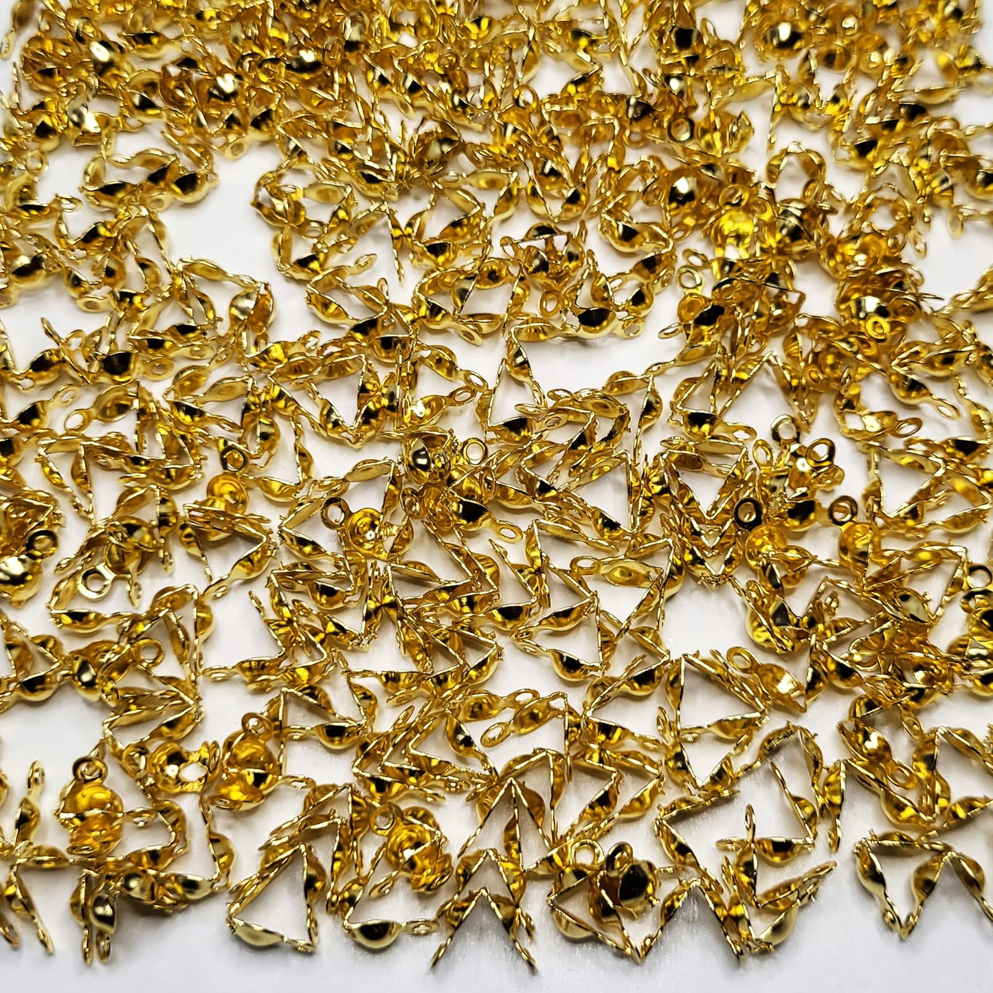 Use gold 8mm jewellery making kit to give DIY jewellery making, bracelet making and craft classes a clean decorative look with gold detail.