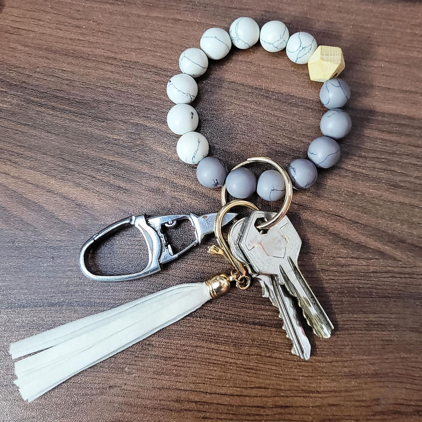 A refined choice for daily wear, party wear and gifting, white and pink 6-7 inch and 7 inches keychain rings offer a neat decorative finish.