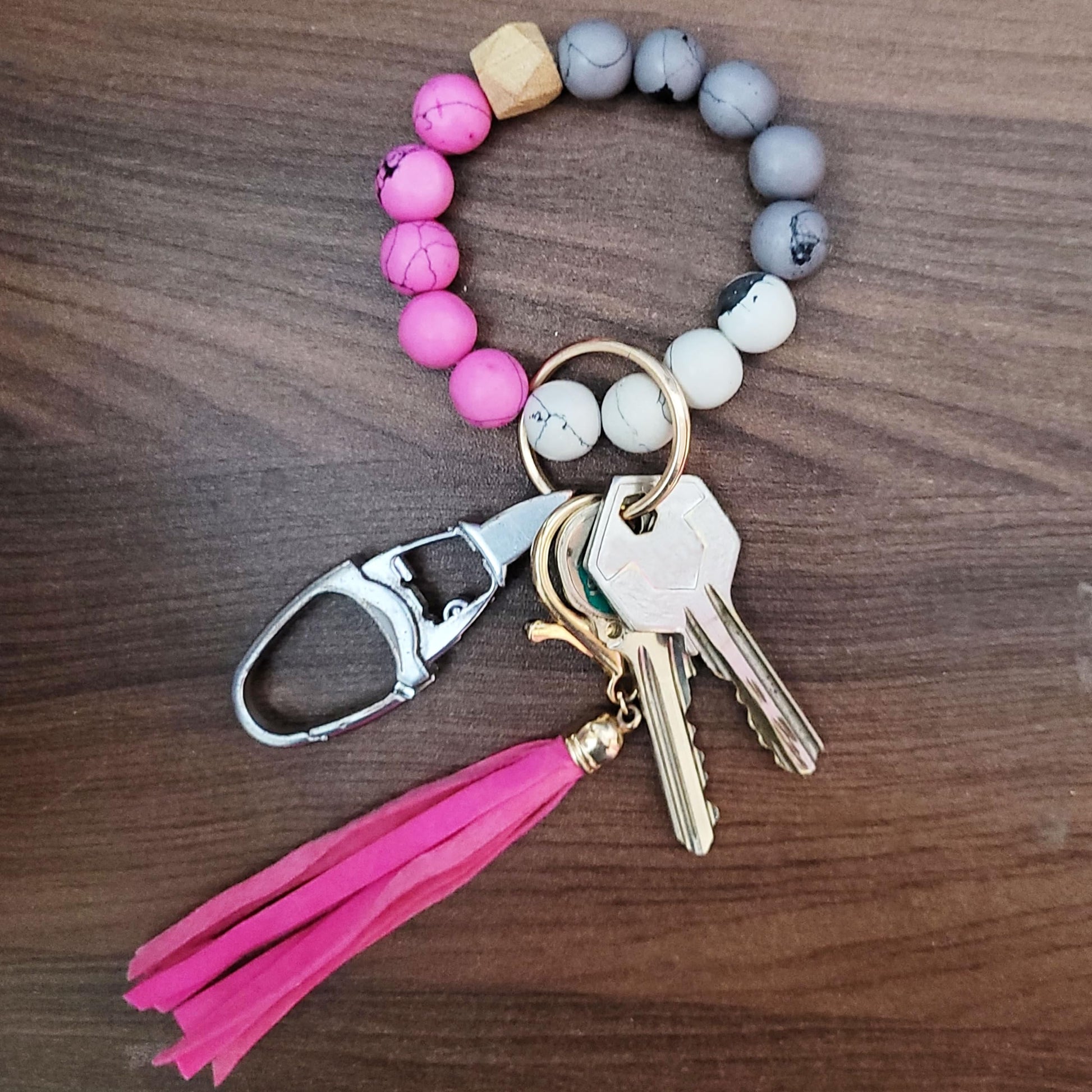 A refined choice for daily wear, party wear and gifting, pink 6-7 inch and 7 inches keychain rings offer a neat decorative finish.