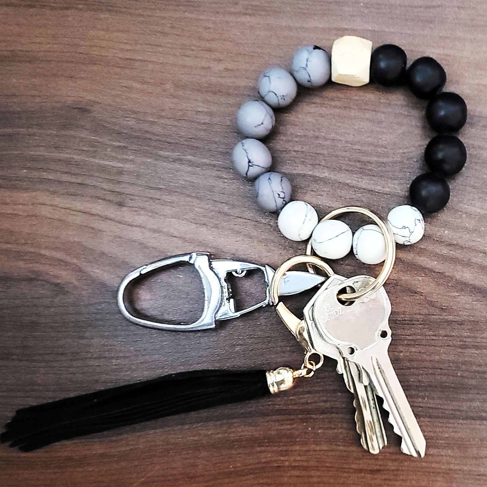 Black and pink 6-7 inch and 7 inches keychain rings fit daily wear, party wear and gifting with a neat finished look.