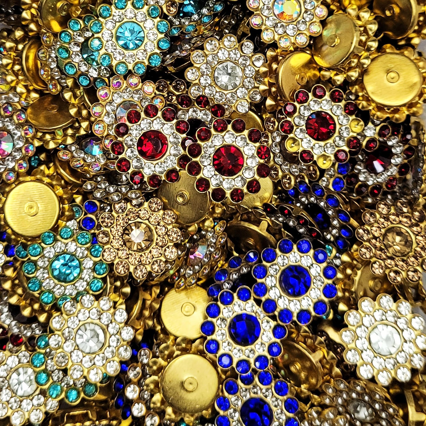 A clean option for embellishment work, Lippan art and fabric decoration, clear 14mm rhinestones and flatback stones add a sparkling look.